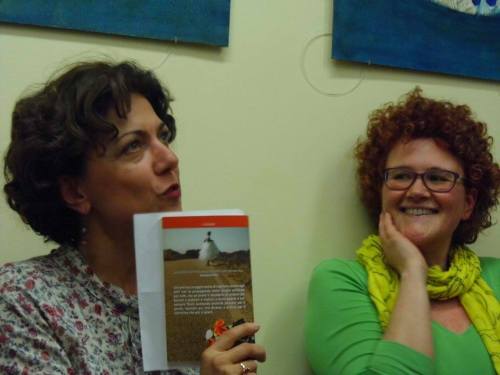 Alessandra Sarchi e Francesca Bonafini alla libreria Trame di Bologna per l'anteprima de "La cattiva reputazione", 10 maggio 2016. (Foto di Claudio Guerra) 